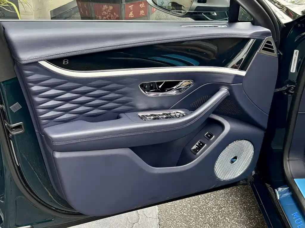 Bentley Flying Spur — фото 9