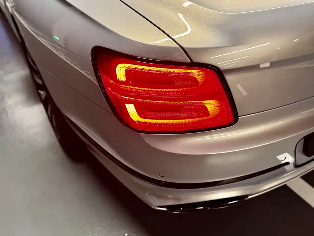 Bentley Flying Spur — фото 11