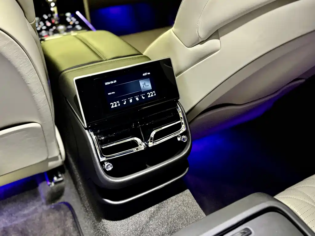 Bentley Flying Spur — фото 14