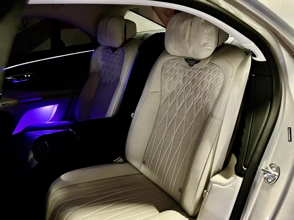 Bentley Flying Spur — фото 15