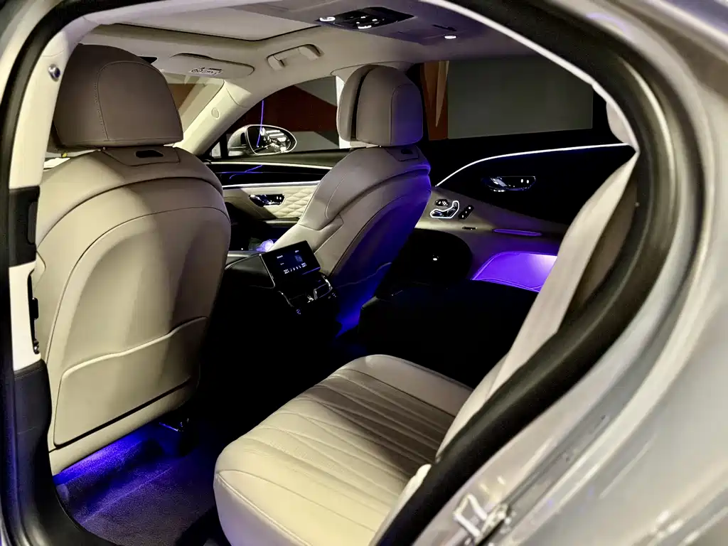 Bentley Flying Spur — фото 17