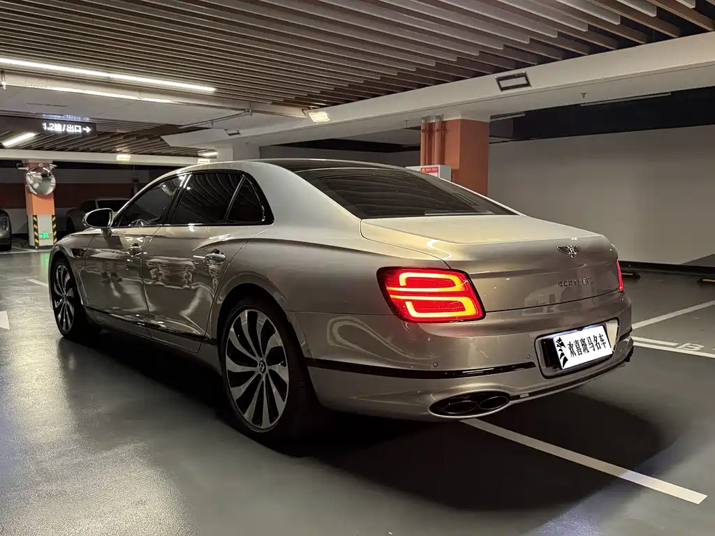 Bentley Flying Spur — фото 3