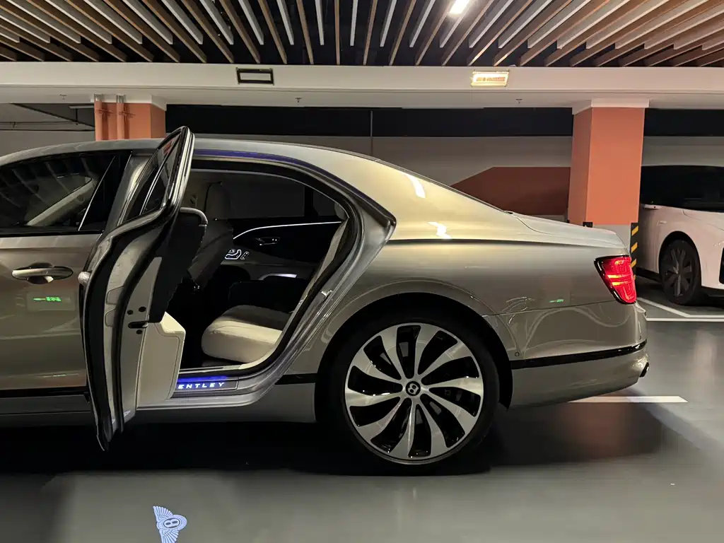 Bentley Flying Spur — фото 10