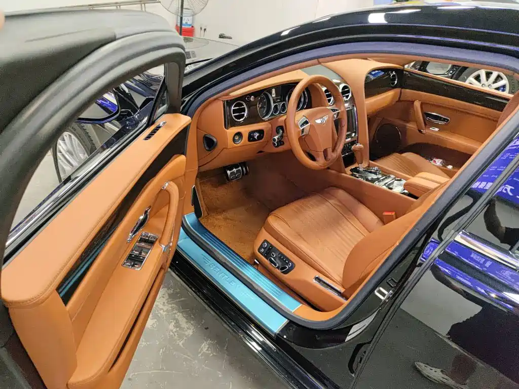 Bentley Flying Spur — фото 4
