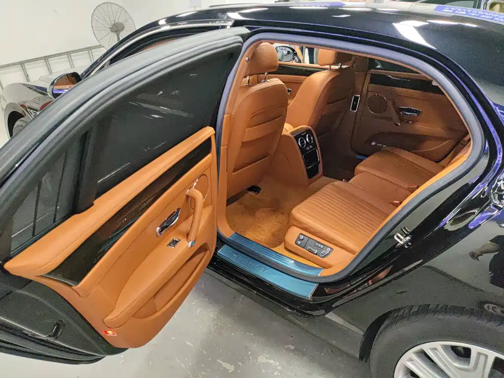 Bentley Flying Spur — фото 6