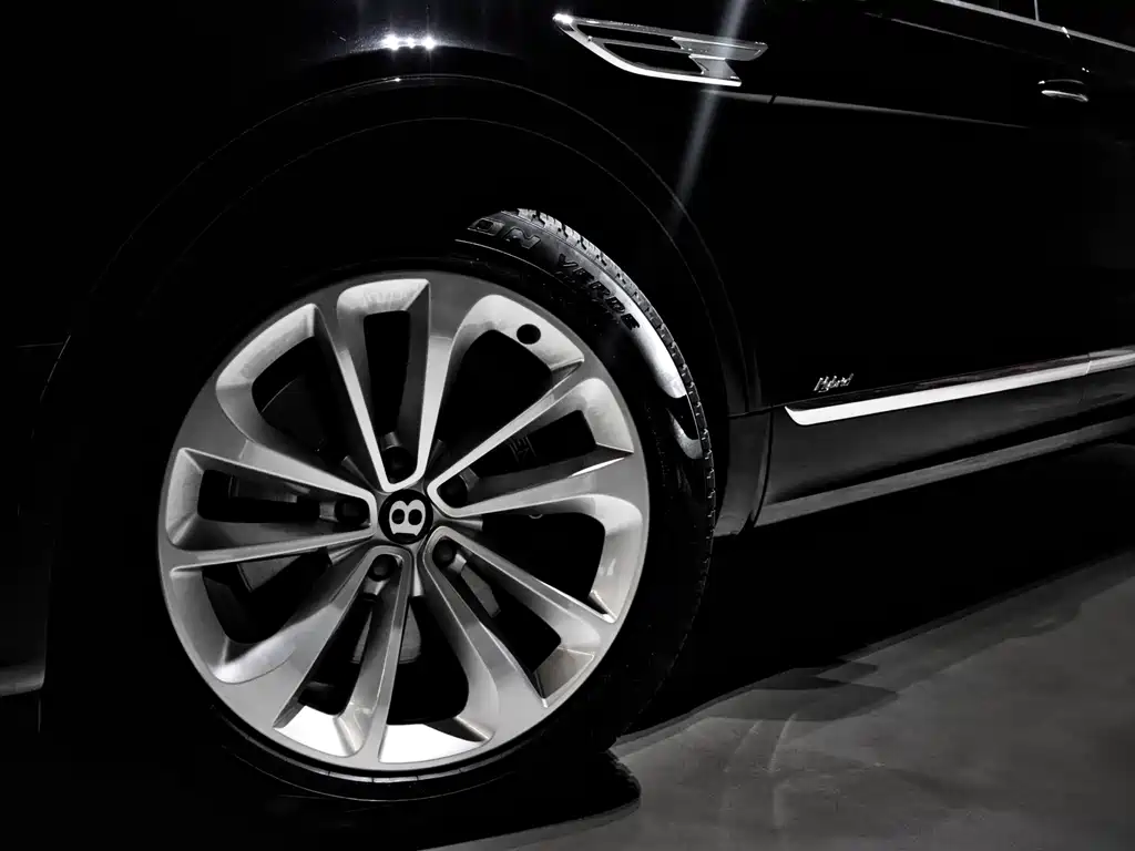 Bentley Bentayga PHEV — фото 15