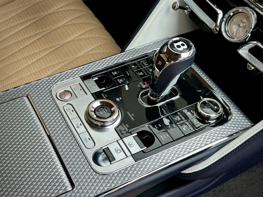 Bentley Flying Spur — фото 13