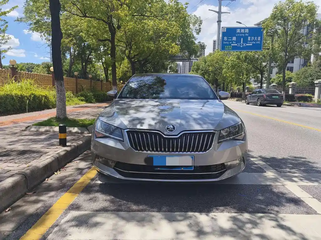 Skoda Superb — фото 2