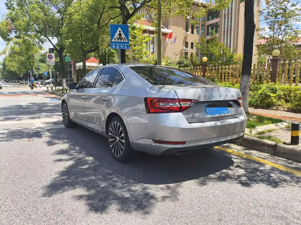 Skoda Superb — фото 6
