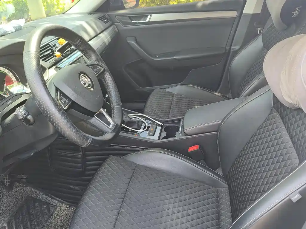 Skoda Superb — фото 8