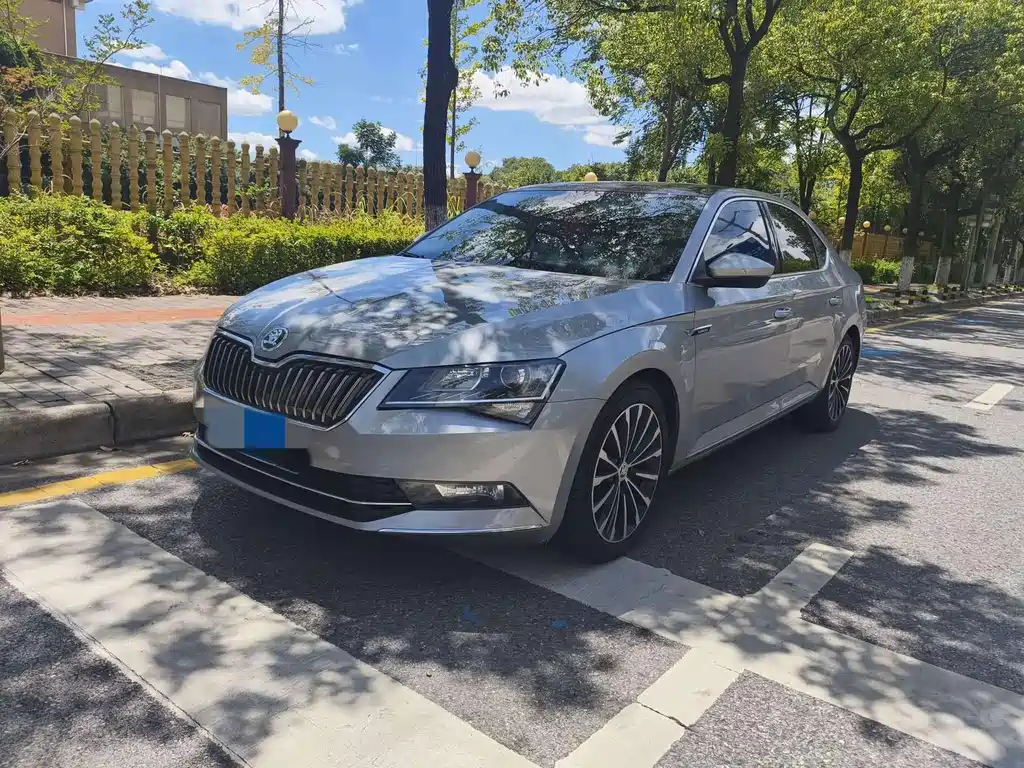 Skoda Superb — фото 1
