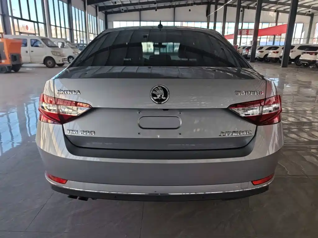 Skoda Superb — фото 5