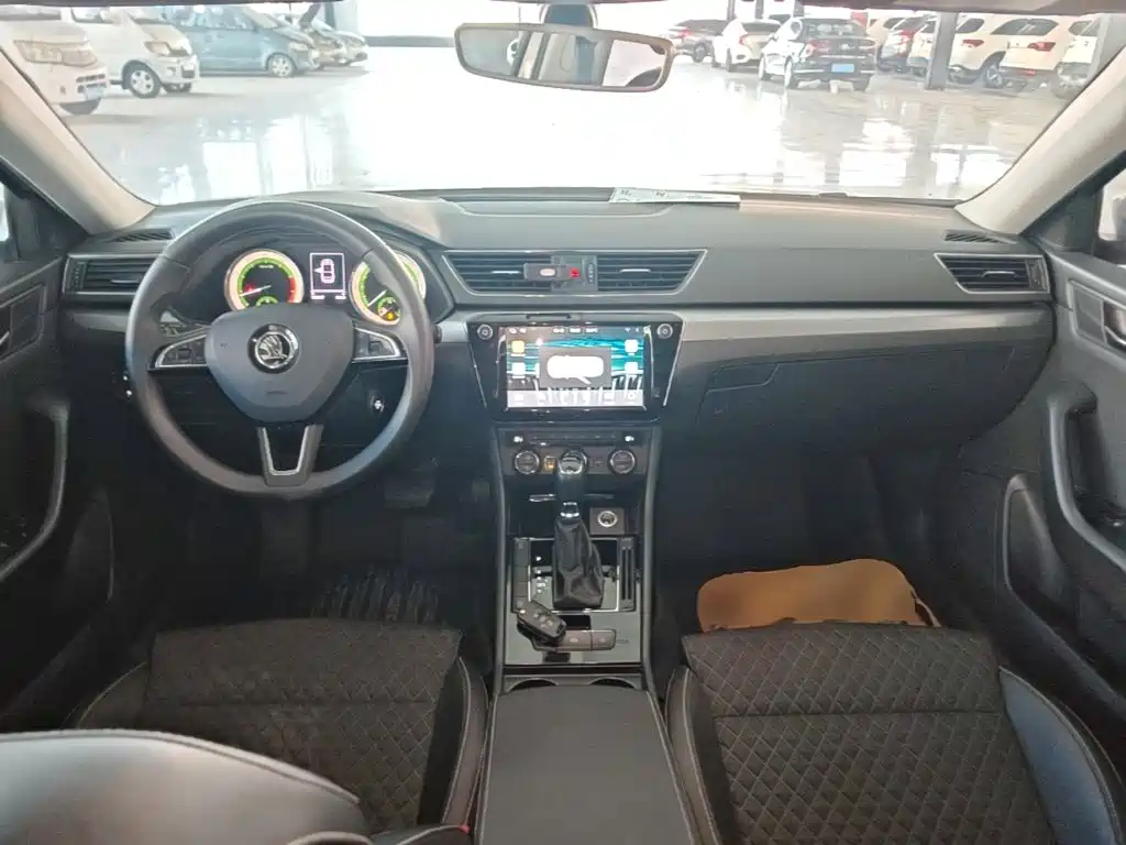Skoda Superb — фото 9