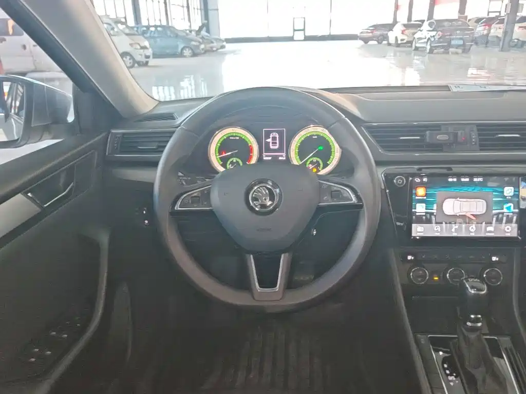Skoda Superb — фото 10