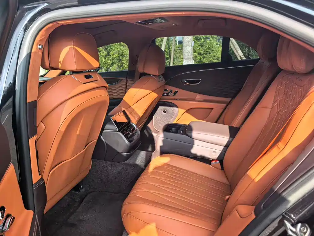 Bentley Flying Spur — фото 3