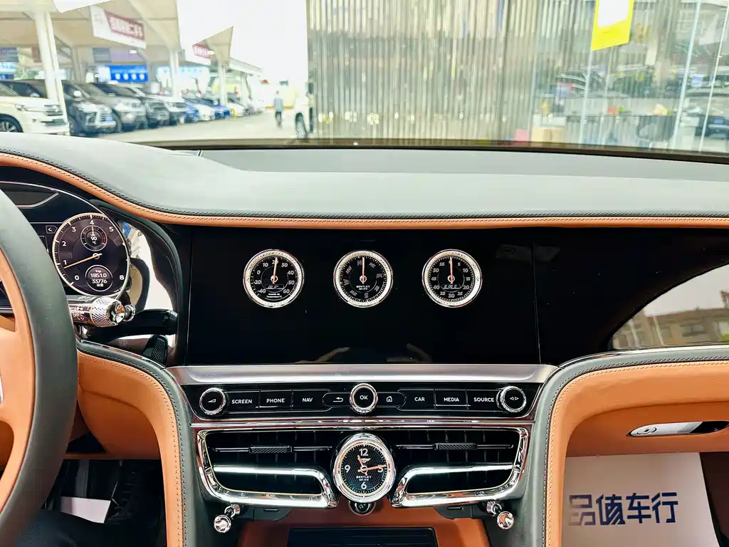 Bentley Flying Spur — фото 15