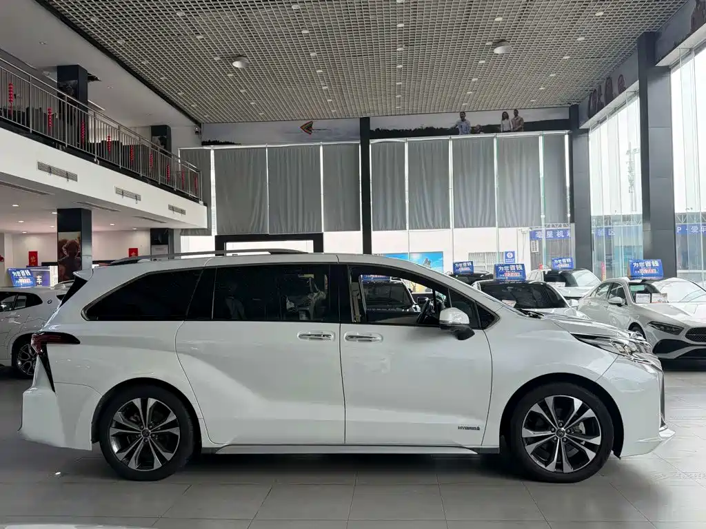 Toyota Granvia — фото 4