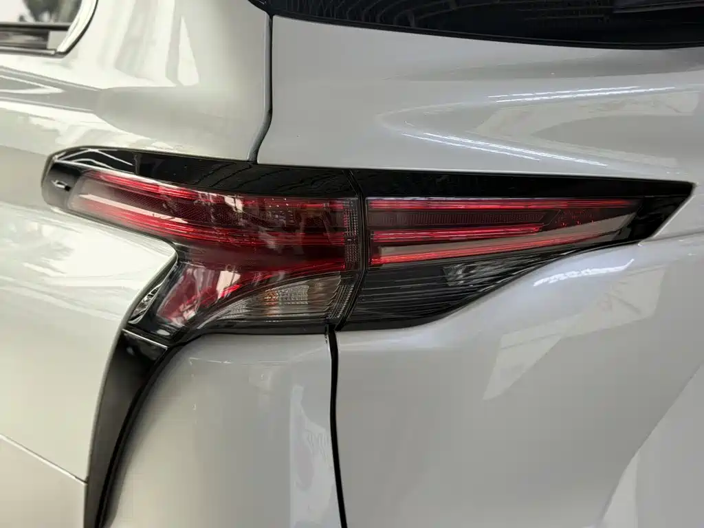 Toyota Granvia — фото 10