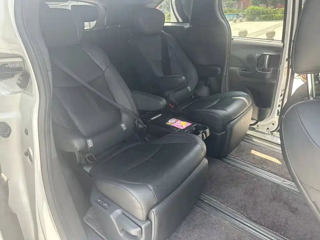 Toyota Sienna — фото 4