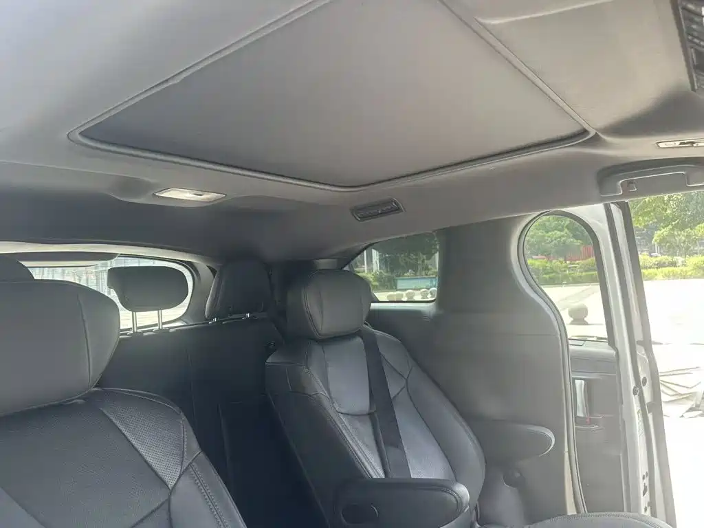 Toyota Sienna — фото 9