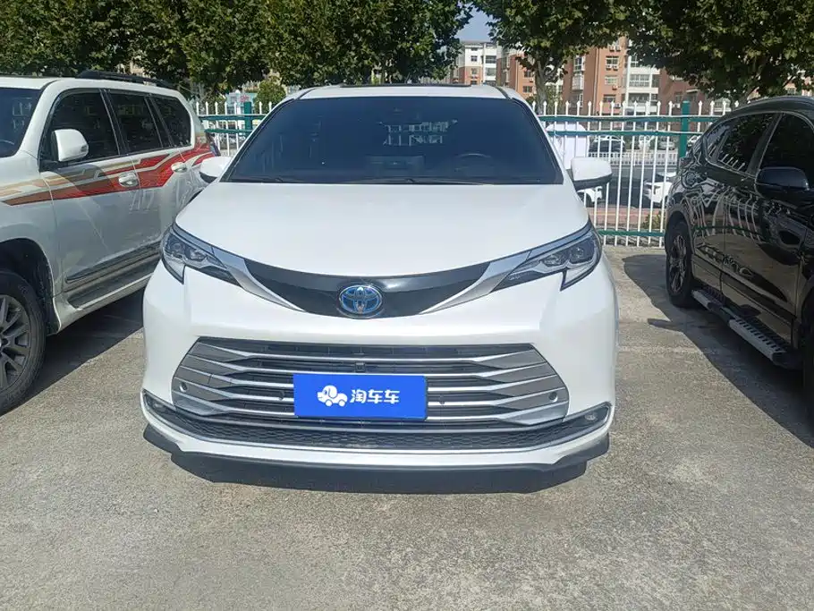 Toyota Sienna — фото 2