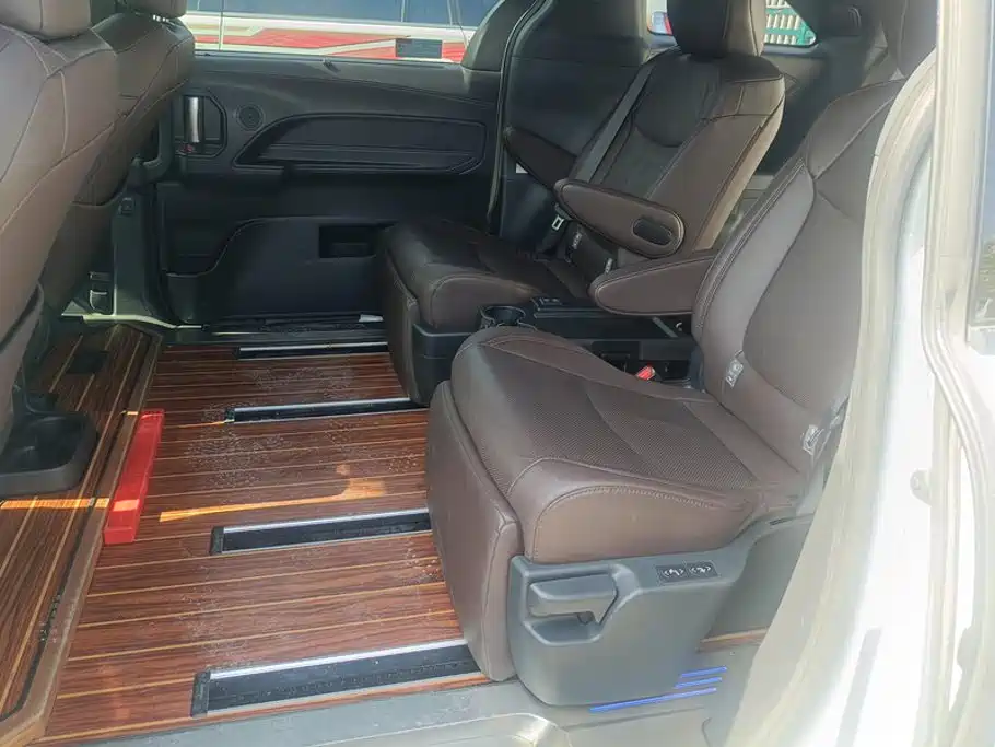 Toyota Sienna — фото 11