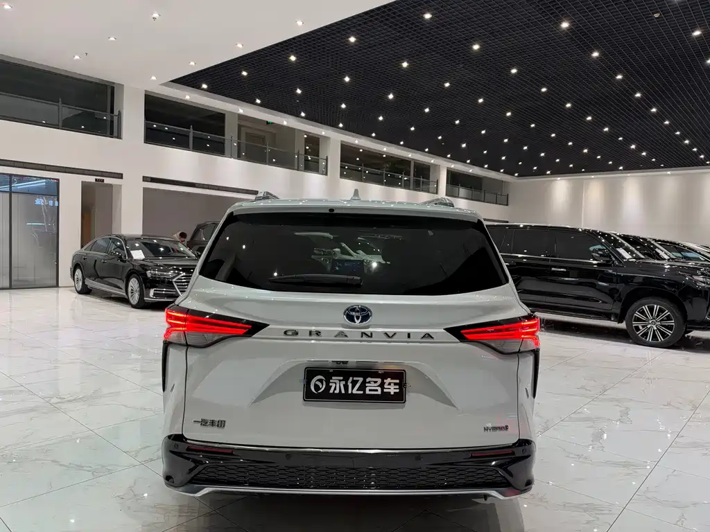 Toyota Granvia — фото 11