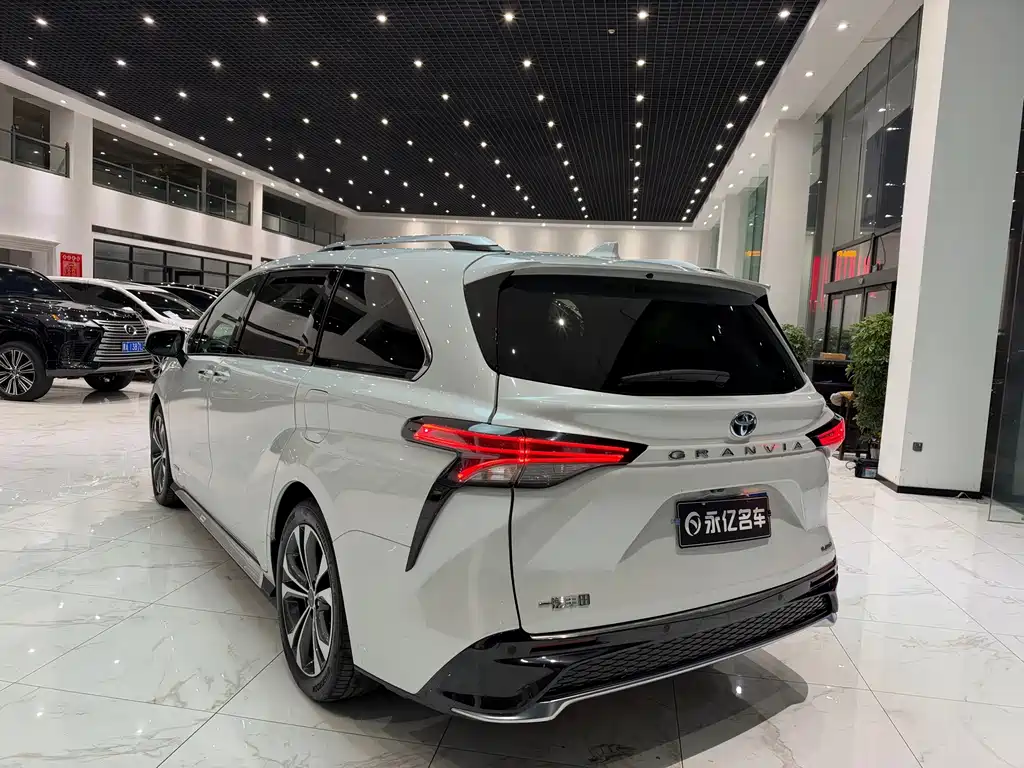 Toyota Granvia — фото 12