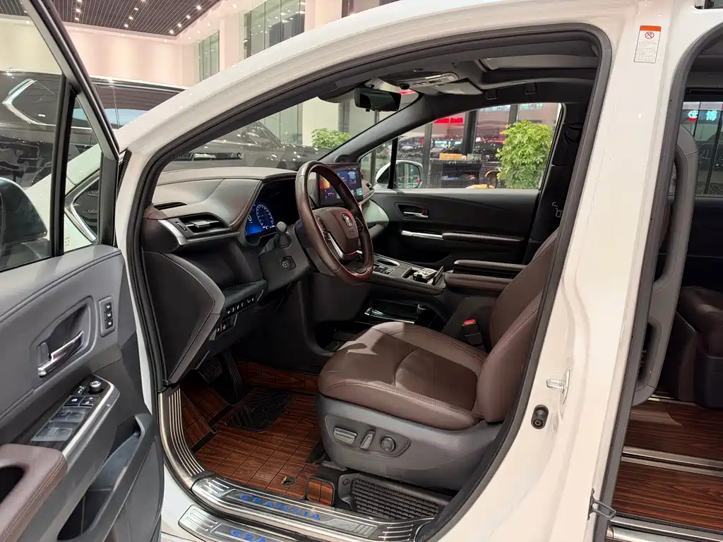 Toyota Granvia — фото 6