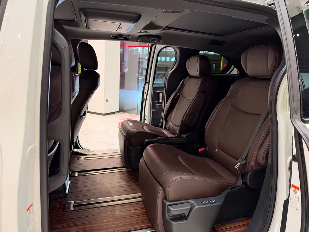 Toyota Granvia — фото 7