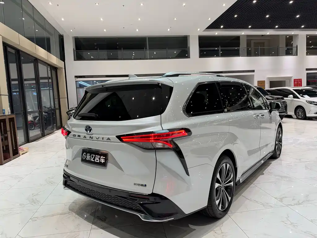 Toyota Granvia — фото 10