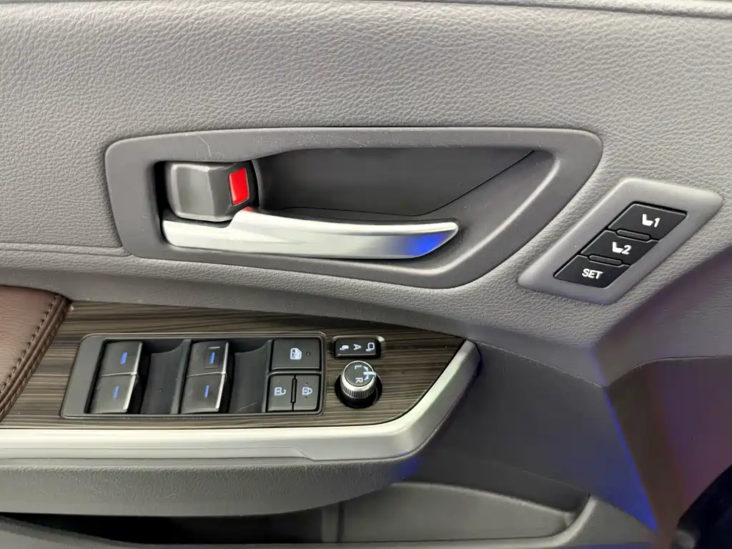 Toyota Sienna — фото 20