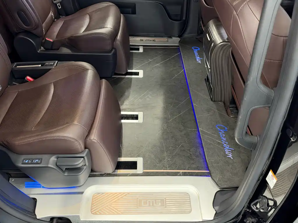 Toyota Sienna — фото 9