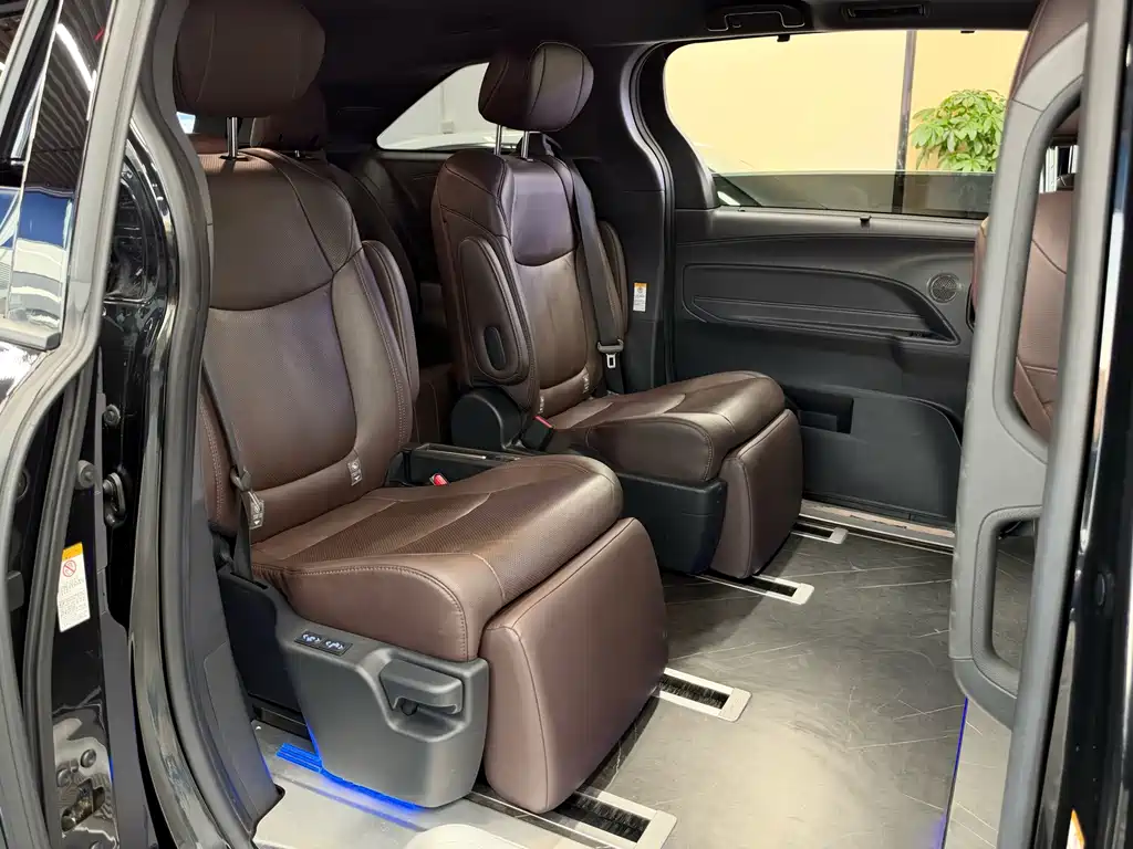 Toyota Sienna — фото 10
