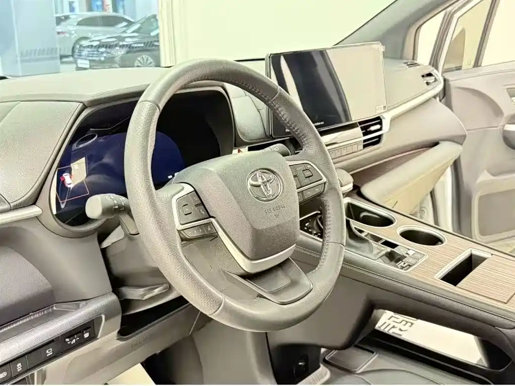 Toyota Granvia — фото 11