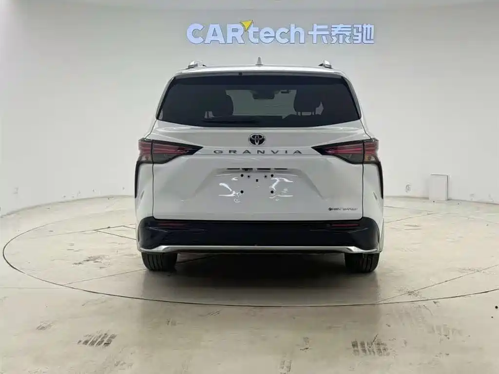 Toyota Granvia — фото 5