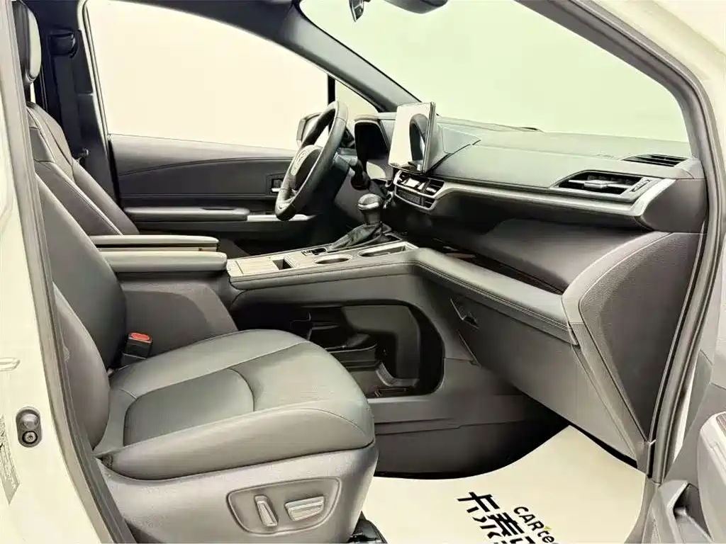 Toyota Granvia — фото 6