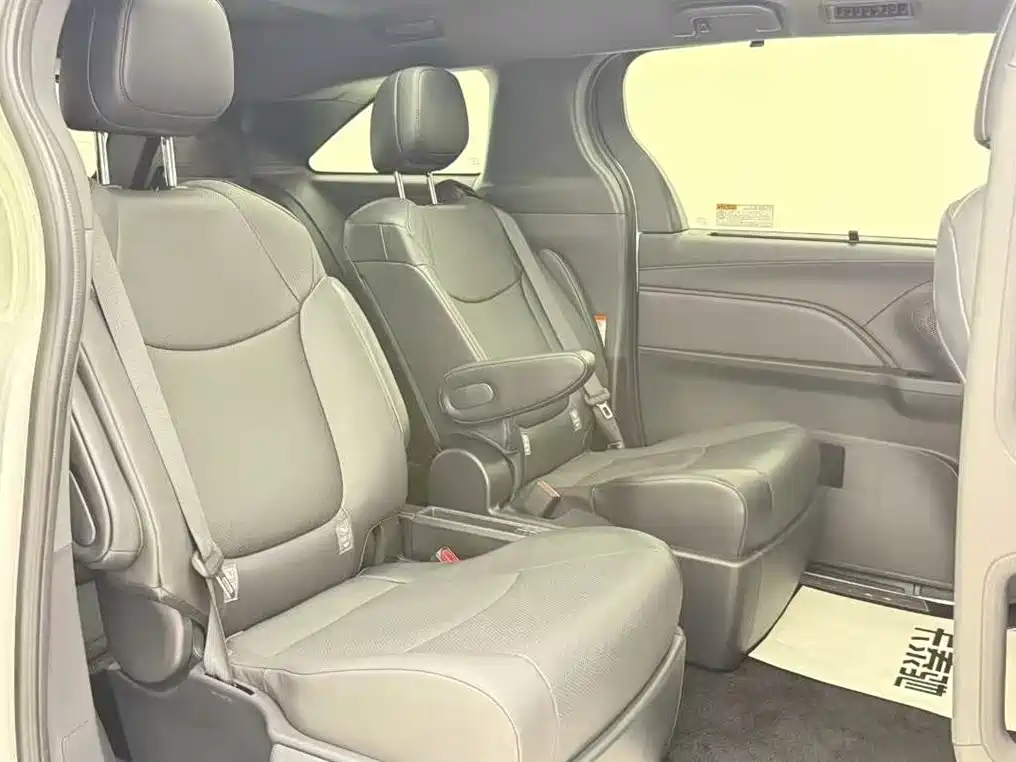 Toyota Granvia — фото 7
