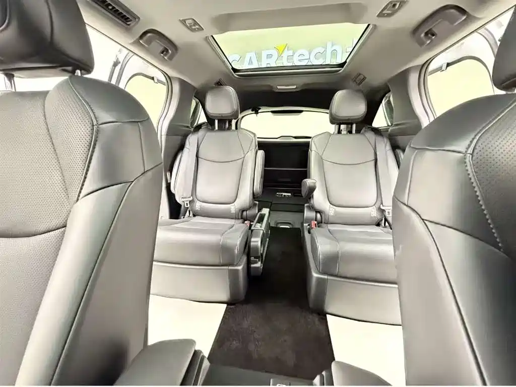 Toyota Granvia — фото 10