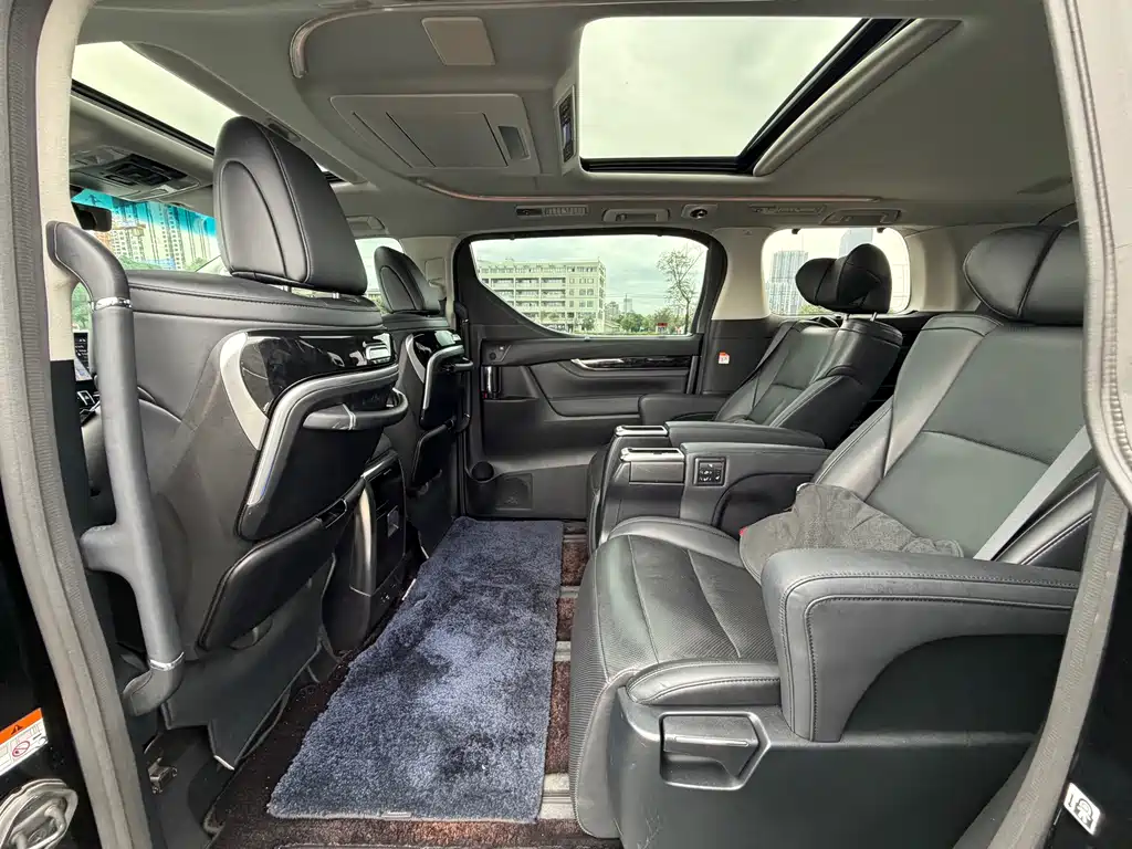 Toyota Vellfire — фото 10