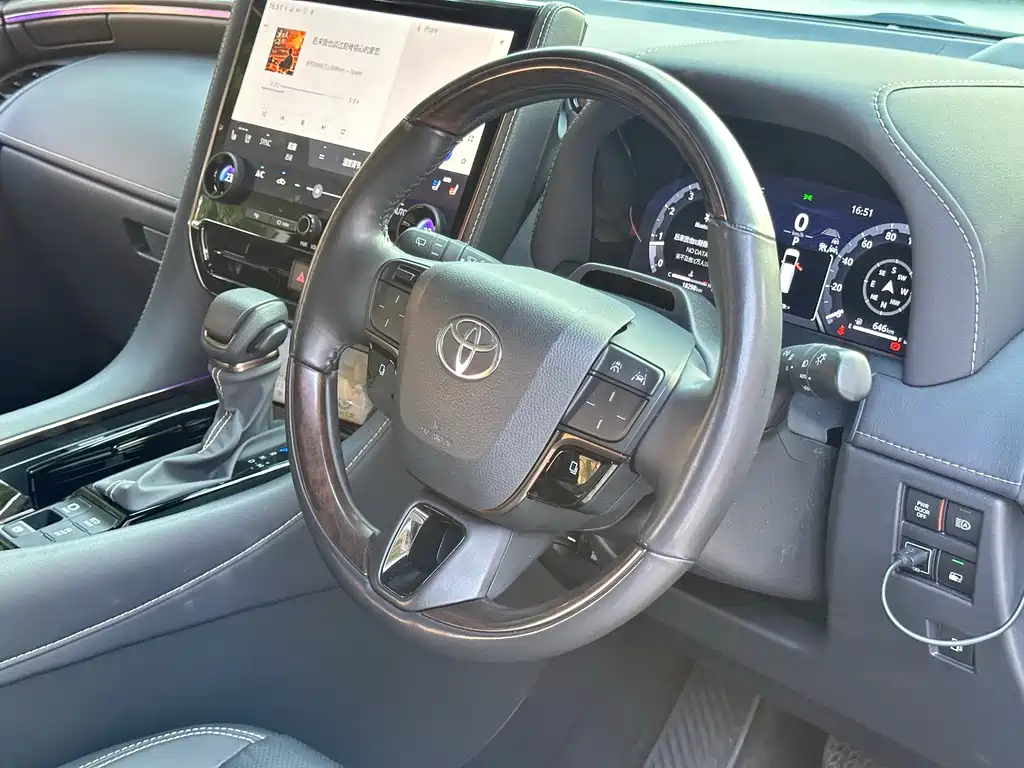 Toyota Alphard — фото 4