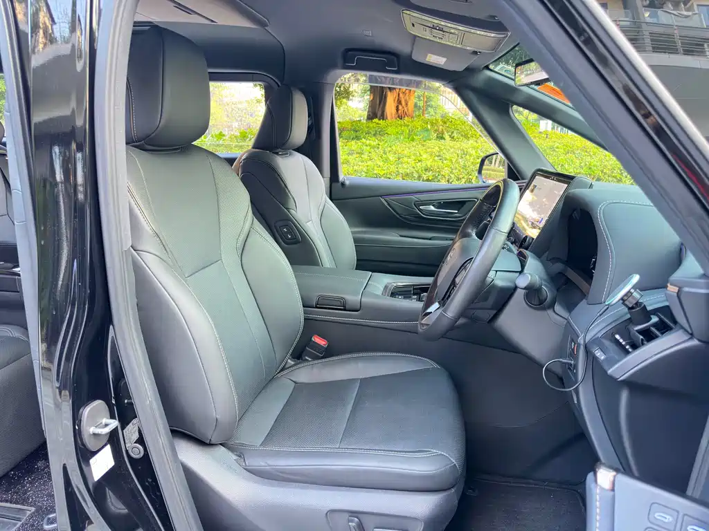 Toyota Alphard — фото 6