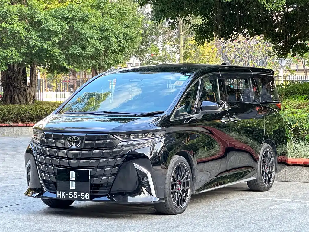 Toyota Alphard — фото 1