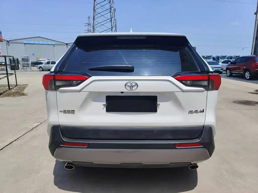 Toyota RAV4 — фото 8