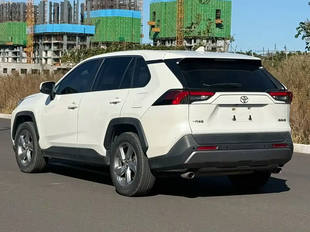 Toyota RAV4 — фото 4