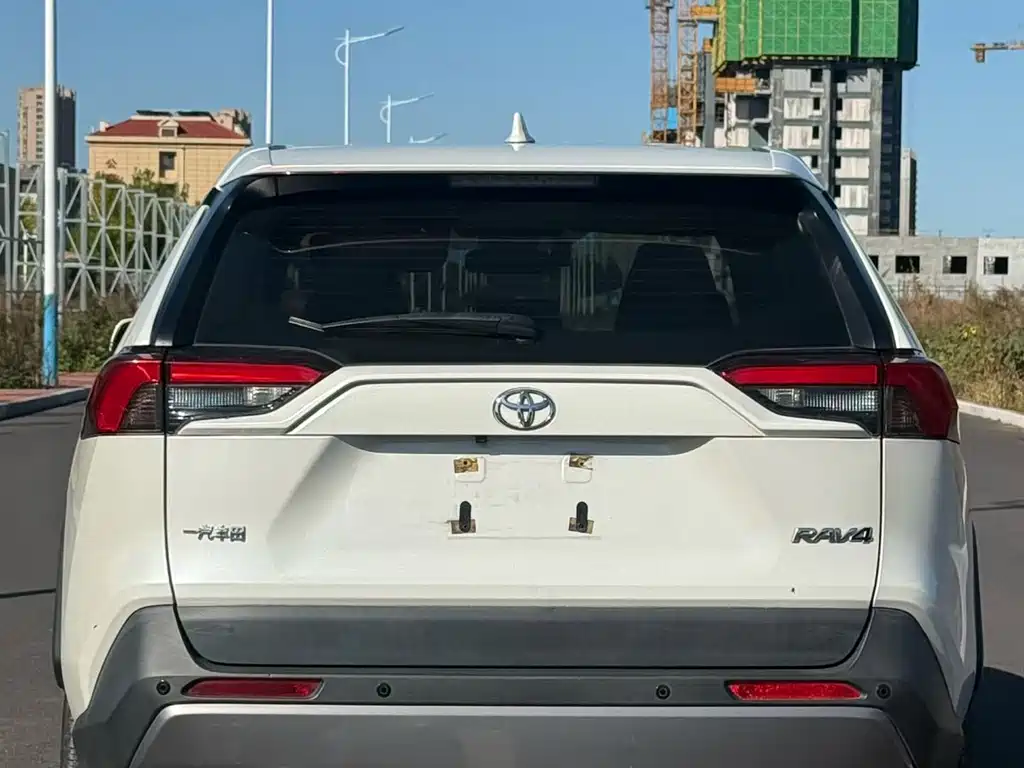 Toyota RAV4 — фото 5