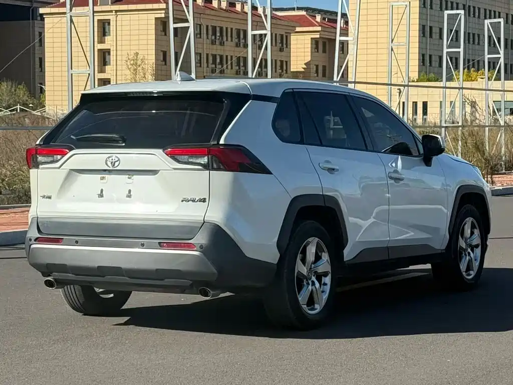 Toyota RAV4 — фото 6