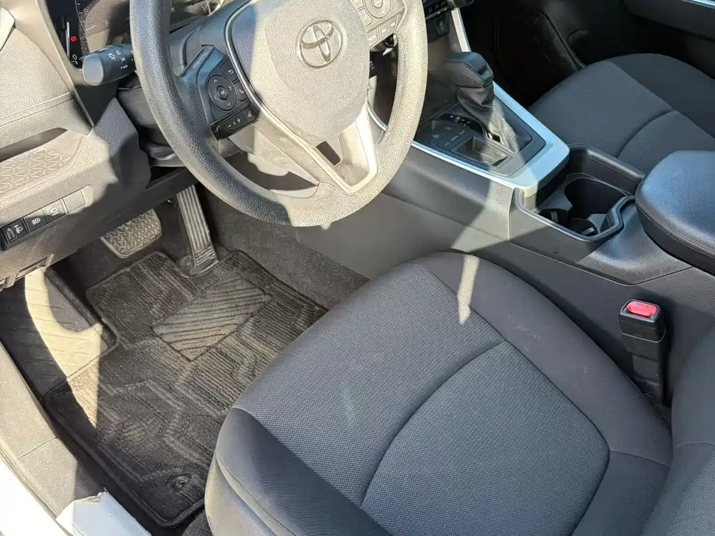Toyota RAV4 — фото 7