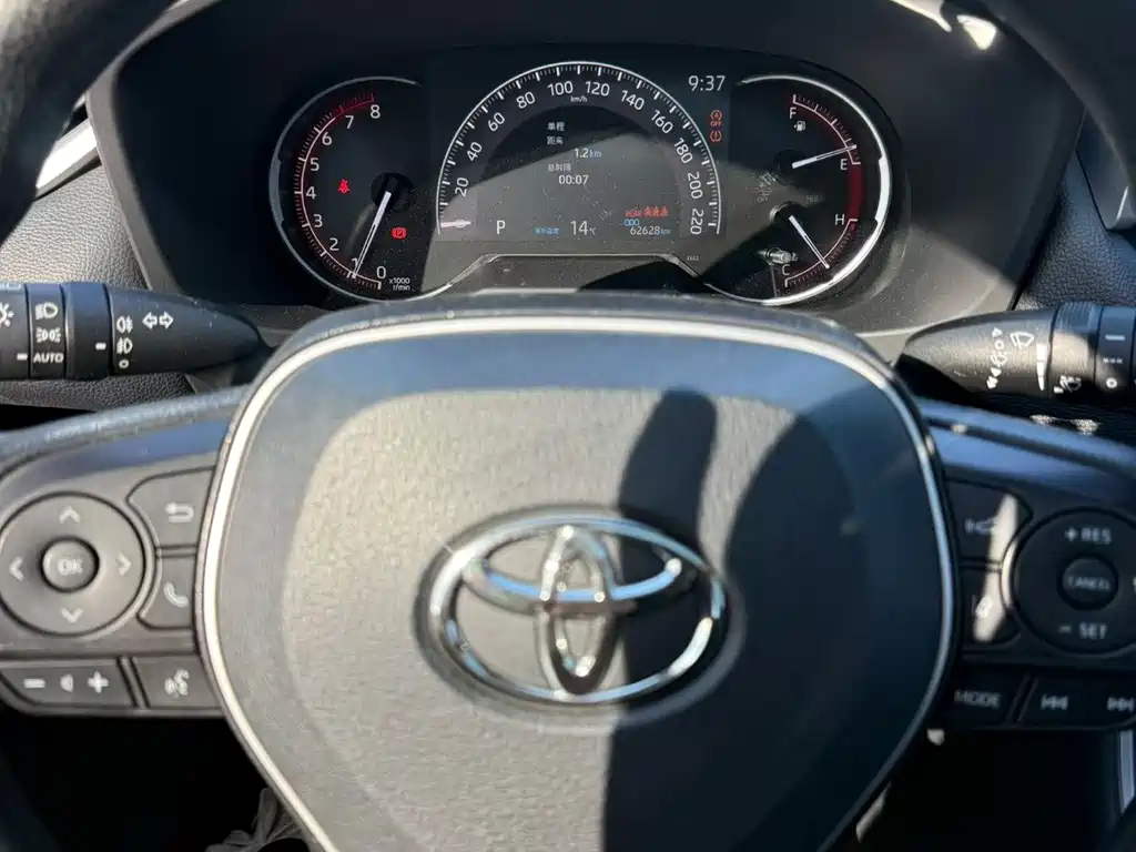 Toyota RAV4 — фото 9
