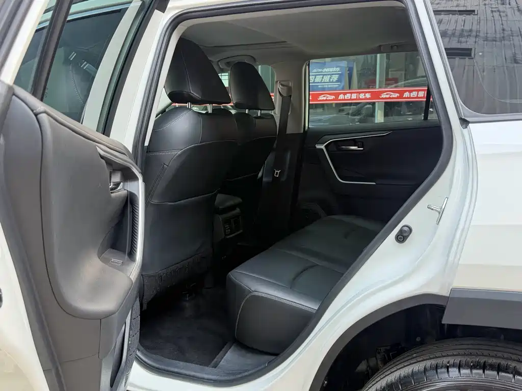 Toyota RAV4 — фото 5